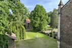 Blick vom Ostflügel zu Orangerie, Garage und Halle
