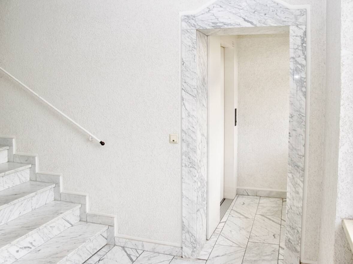 Treppenhaus mit Marmor, Lift