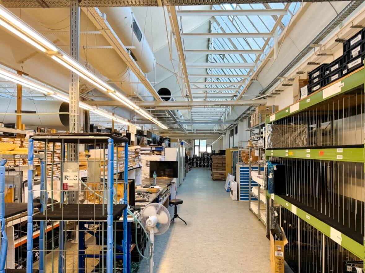 In einer Gewerbehalle (1)
