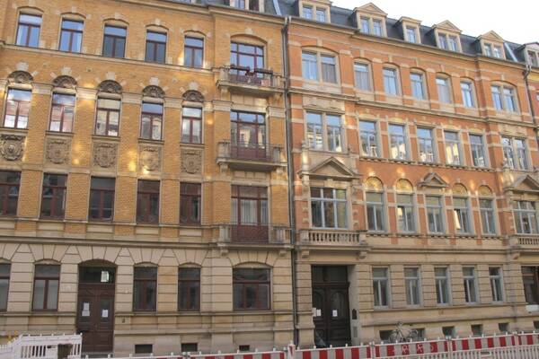 Sch&ouml;ne hohe R&auml;ume mit Sonnen-Balkon in Elbn&auml;he!
