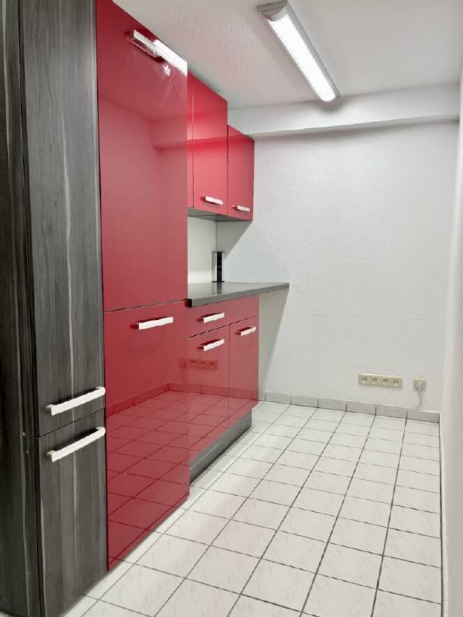 mit K&uuml;hl- und Gefrierschrank