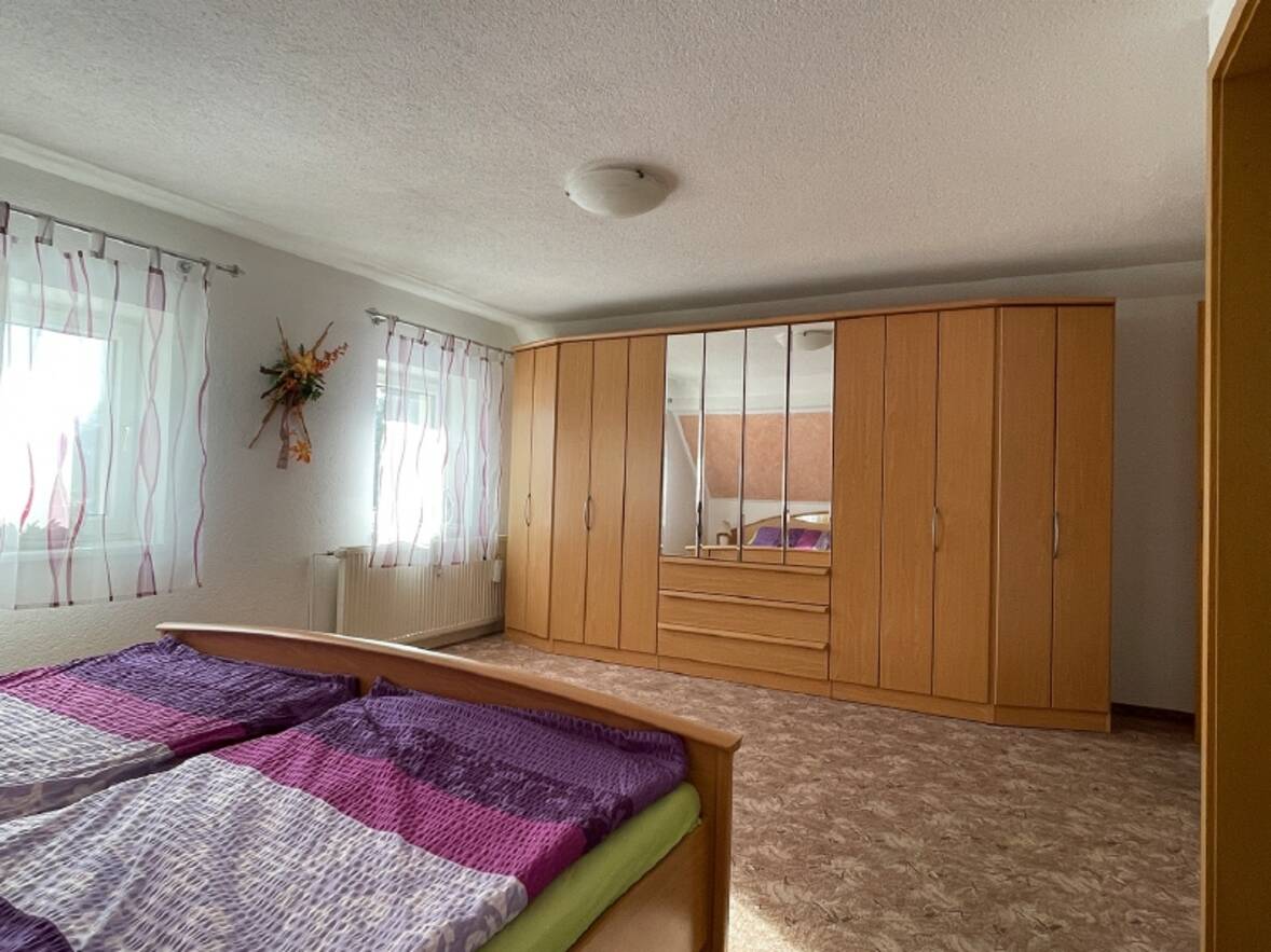 Schlafzimmer der Wohnung (1)
