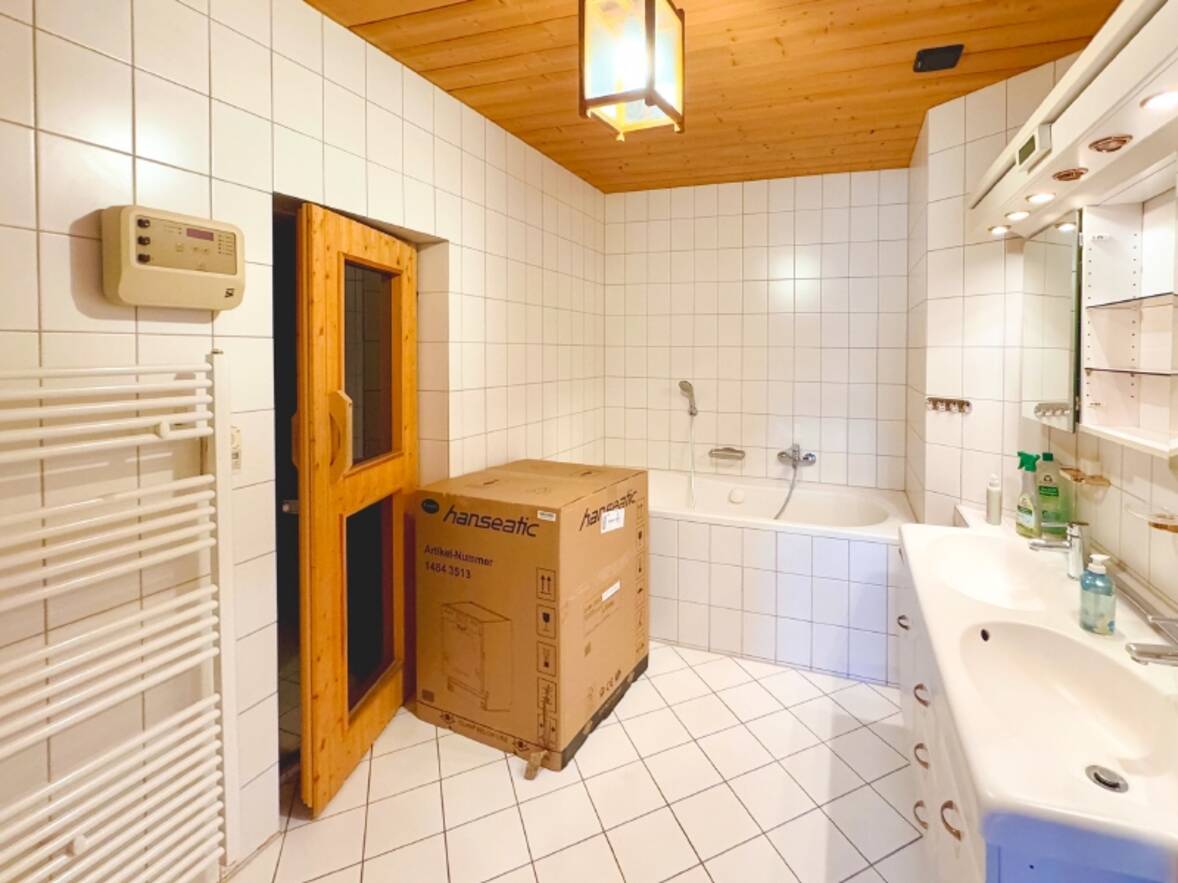 Bad mit Wanne und Dusche