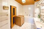 Bad mit Wanne und Dusche