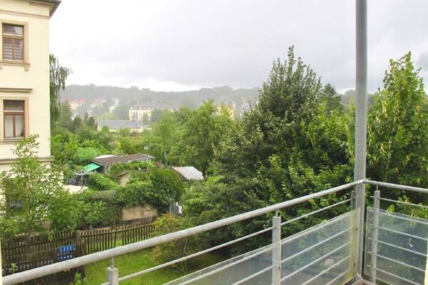 Balkon mit Blick ins Gr&uuml;ne
