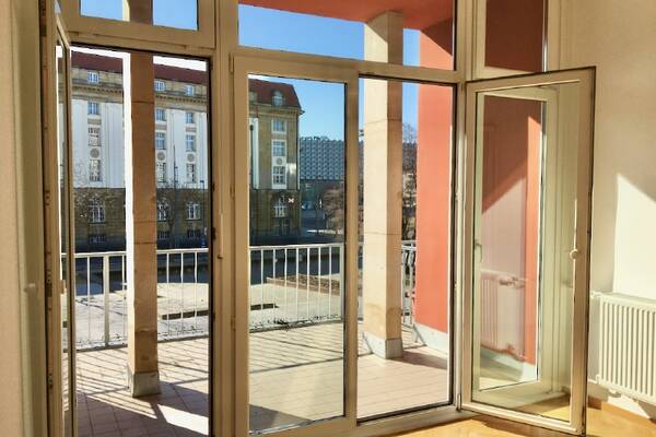 Sonnen-Terrasse mit Blick auf das Stadtleben!