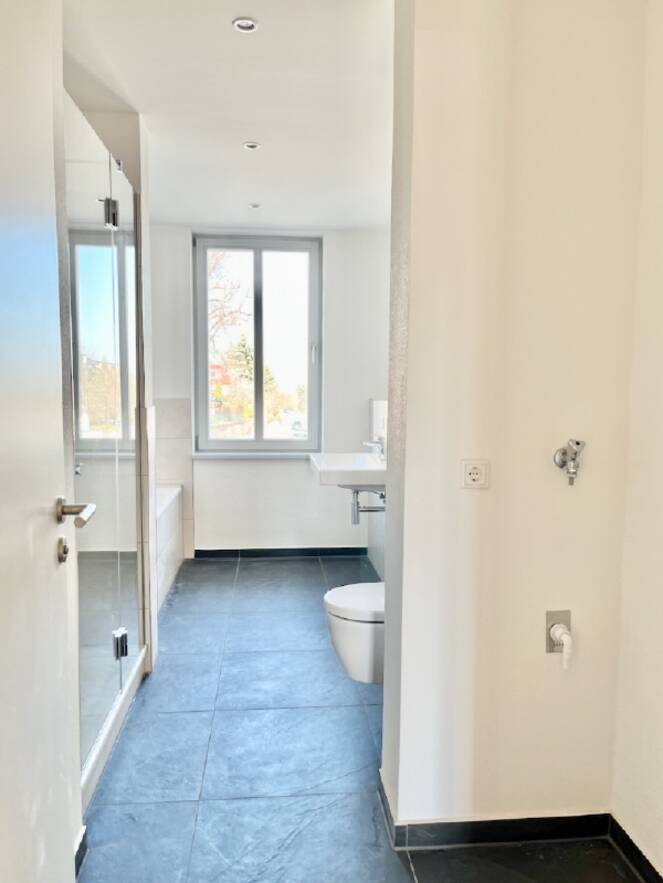 Tageslichtbad mit Wanne + Dusche