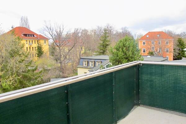 Gro&szlig;er Balkon mit Blick ins Gr&uuml;ne!