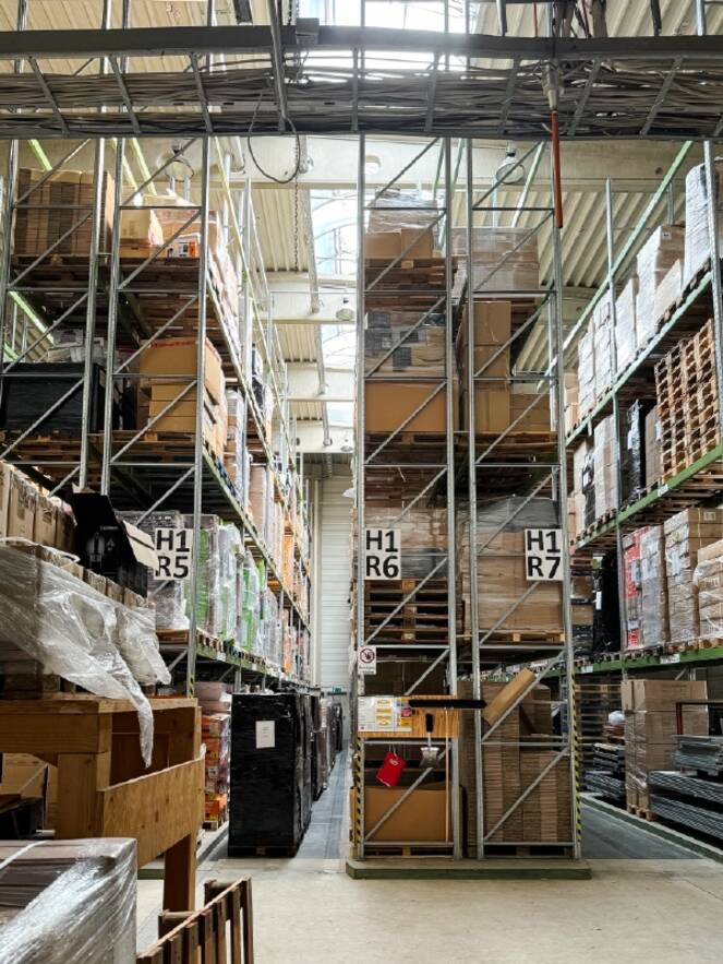 In der Logistikhalle (2)