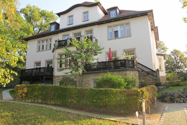 Traumwohnung in Denkmal-Villa ... mit Kamin, Parkett, Einbauk&uuml;che & Balkon