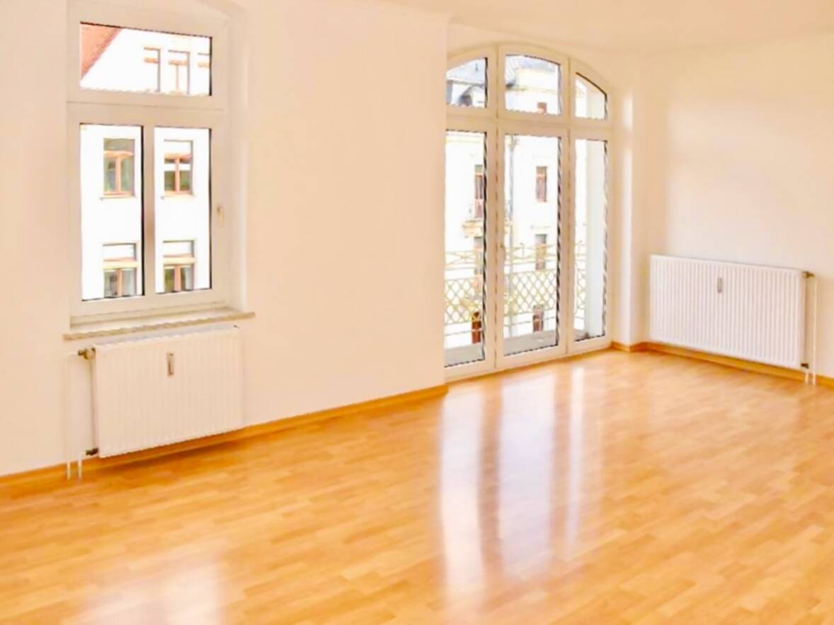 lichtdurchfluteter Wohnraum