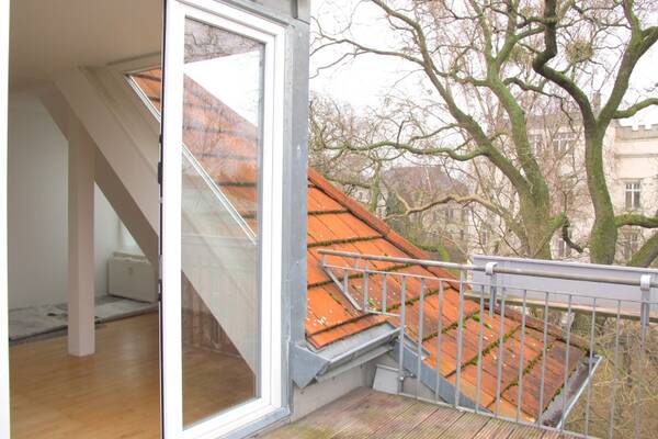 Raffiniert wohnen mit Holzbalken, Schr&auml;gen & Balkon