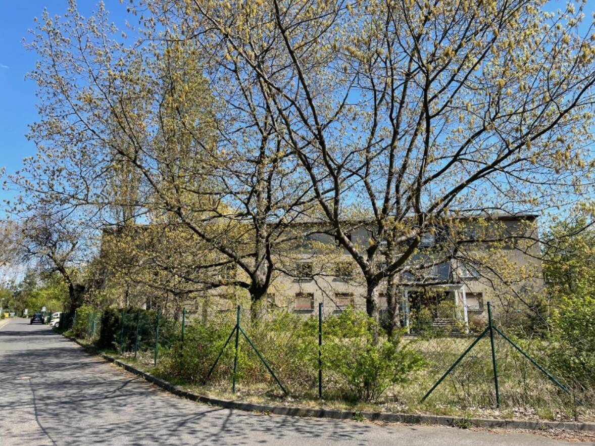 Westflügel Bürogebäude von West