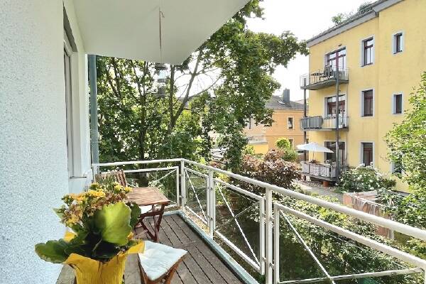 Neubau in 2. Reihe &hellip; mit Lift & Balkon!